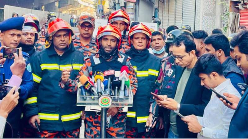 কেরানীগঞ্জের জমেলা টাওয়ারে আগুন নিয়ন্ত্রণে চ্যালেঞ্জ বেজমেন্টের দোকান: ফায়ার সার্ভিস