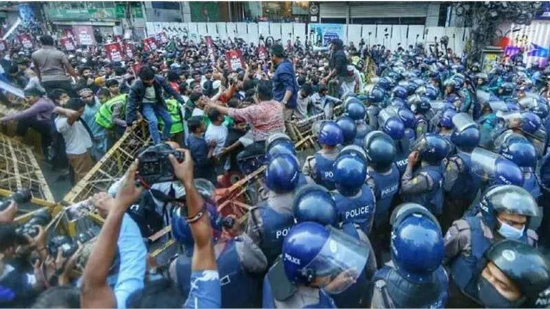 জুলাই ঐক্যের ‘মার্চ টু ইন্ডিয়ান হাইকমিশন’ কর্মসূচিতে বাড্ডায় পুলিশের বাধা