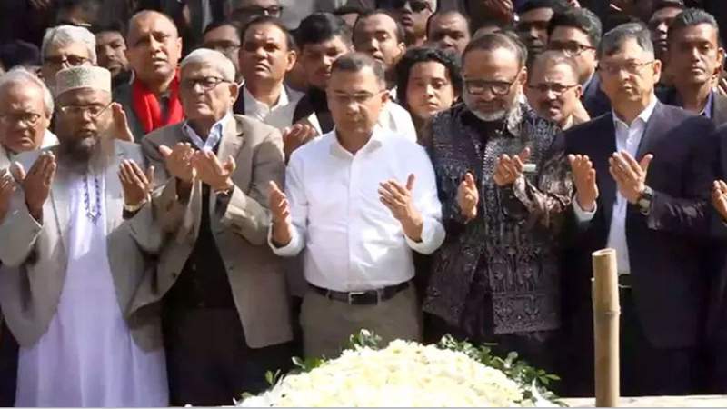 শহীদ শরিফ ওসমান হাদির কবর জিয়ারত করলেন তারেক রহমান