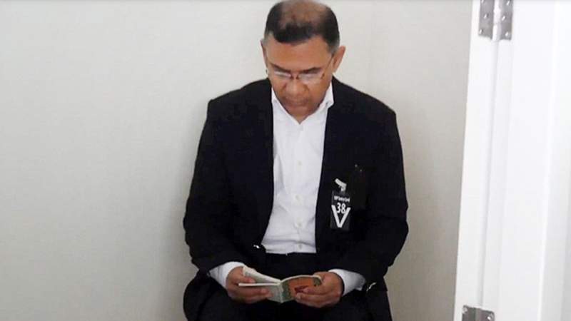 মায়ের কফিনের পাশে বসে কুরআন তিলাওয়াত করছেন তারেক রহমান