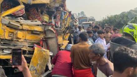 ফরিদপুরের ভাঙ্গায় বাস-ট্রাকের মুখোমুখি সংঘর্ষ, আহত ৩৫