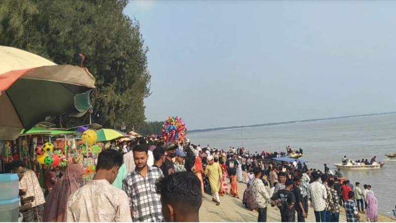 পর্যটনের নতুন স্পট লক্ষ্মীপুরের কমলনগর মেঘনার তীর সংরক্ষণ বাঁধ এলাকা