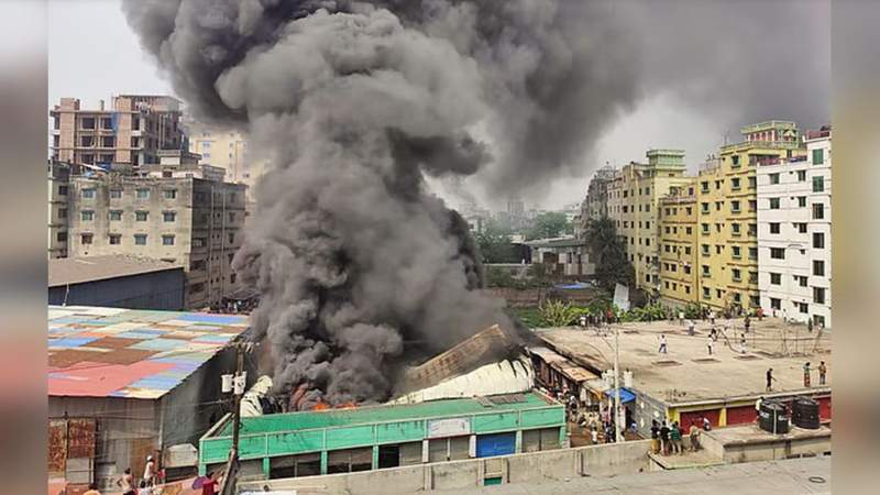 কেরানীগঞ্জের কদমতলীতে গ্যাসলাইট কারখানার আগুন নিয়ন্ত্রণে, ৫ লাশ উদ্ধার