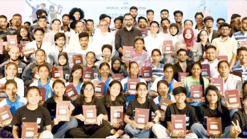 এবারে ১৭১ জনের হাতে ক্রীড়া কার্ড দিলো প্রতিমন্ত্রী আমিনুল হক
